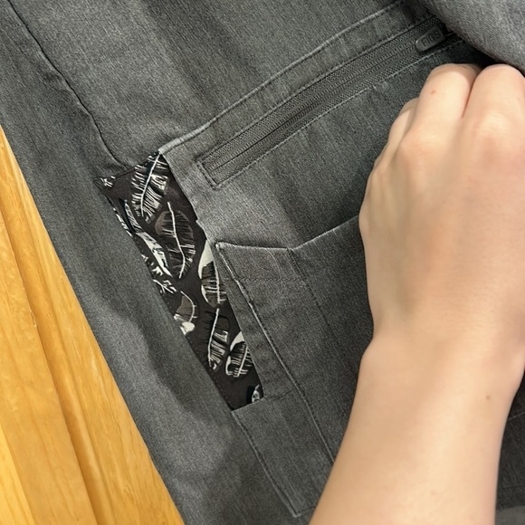 Figs Accra Limited Edition Graphite
Scrub Top 6 Pocket Feather Print - Picture 4 of 8